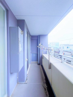 【外観】 | 【 Balcony 】
暖かく照り続ける太陽と優しく吹く風が、洗濯物をしっかりと乾かしてくれます。日当たりや風通しはもちろん、日々生活していく上で、大切な空間です。