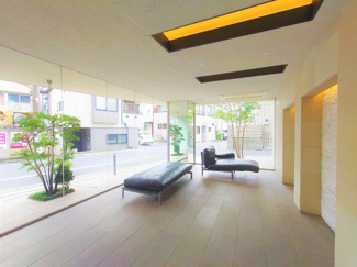 【エントランス】 | 【 Lobby 】
広々としたロビーは心落ち着かせ、リラックスできる空間を演出します。知人との懇親や待ち合わせに。世間話に花が咲きます。