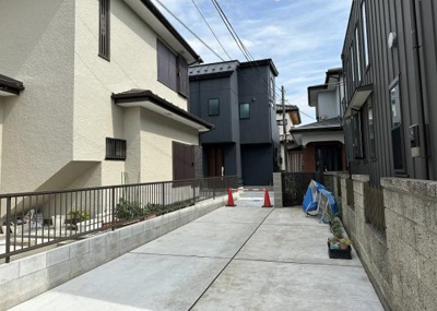 【駐車場】 | ◆ワンランク上質なオウチ時間を過ごせる贅沢空間が我が家に！◆藤沢市用田 | 旗竿地の本物件は奥まっているため、お部屋内は静かになります。自転車やバイクも楽に置ける敷地。