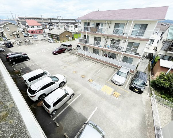 西原ハイツの駐車場