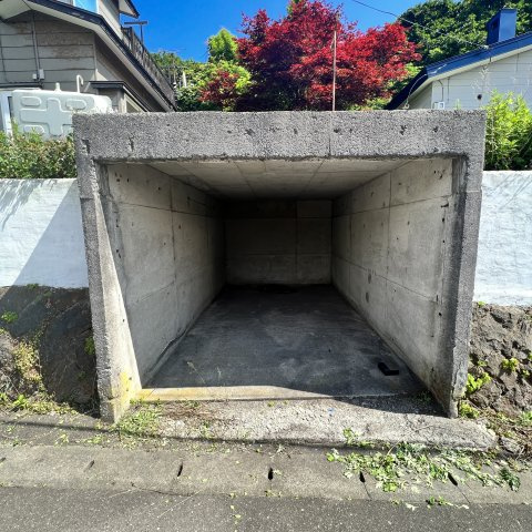 室蘭市日の出町３丁目17-4戸建の駐車場