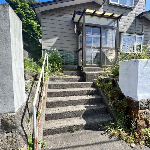 室蘭市日の出町３丁目17-4戸建のエントランス