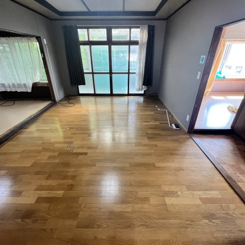 室蘭市日の出町３丁目17-4戸建の居間・リビング