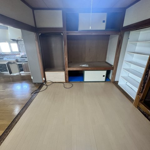 室蘭市日の出町３丁目17-4戸建の居間・リビング