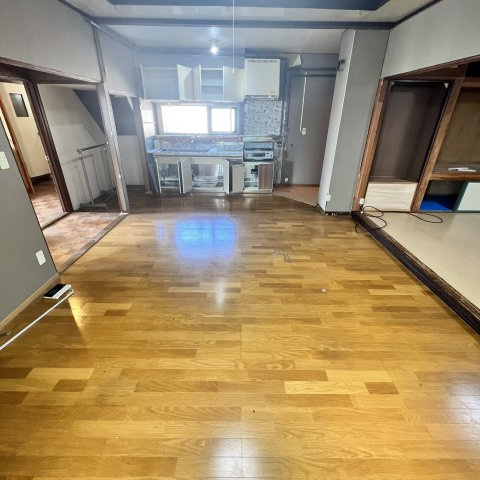 室蘭市日の出町３丁目17-4戸建の居間・リビング