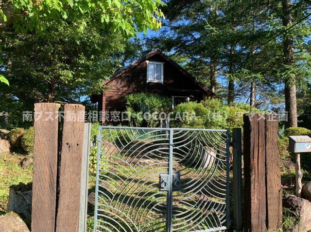 北杜市　ログハウス　中古の外観|門も素敵な雰囲気です！