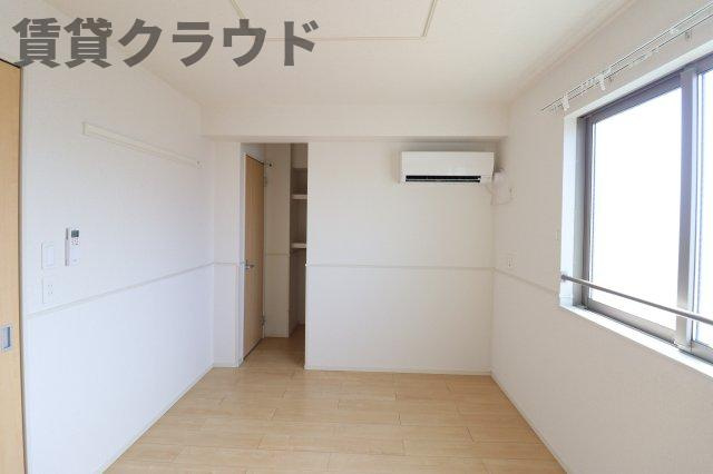 メゾン　ポプルスの寝室|広くて明るい寝室