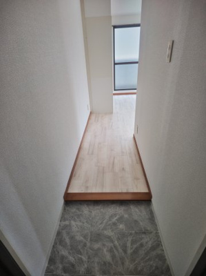 【玄関】 | 中野パーソナルマンション | 明るい玄関です