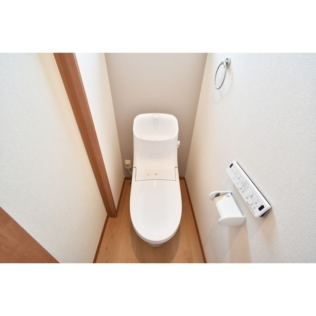 ブルーハイツのトイレ|落ち着いた色調のトイレです