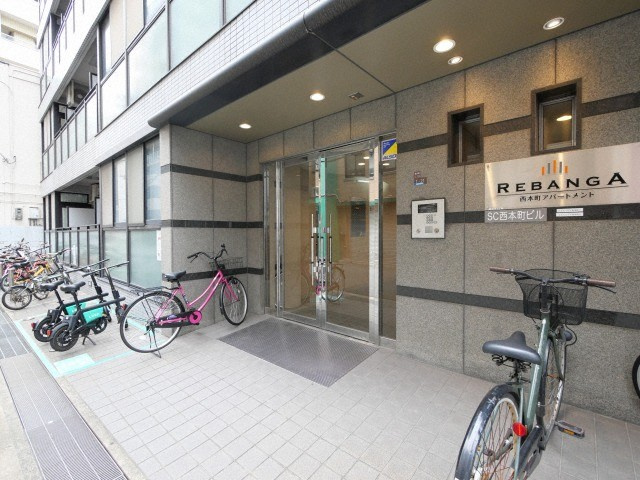 レバンガ西本町APのエントランス