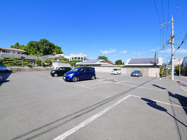 ファミーユすいえんの駐車場