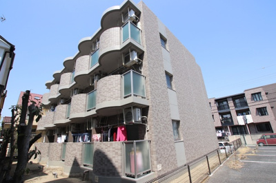 鉄筋コンクリートの三階建てマンションです