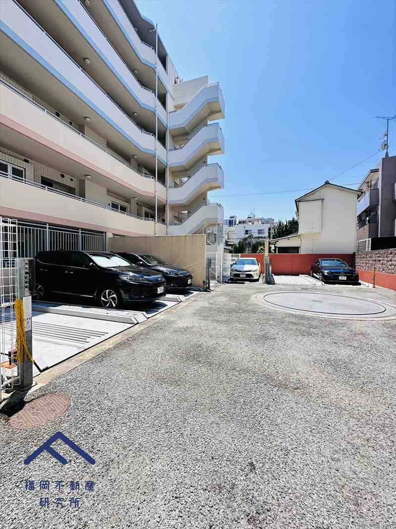 パークホームズ西新一丁目の駐車場