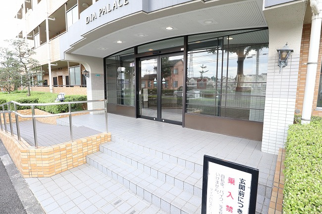 ダイアパレス西立川のエントランス