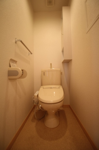 ブランシェントAのトイレ|ゆったりとした空間のトイレです