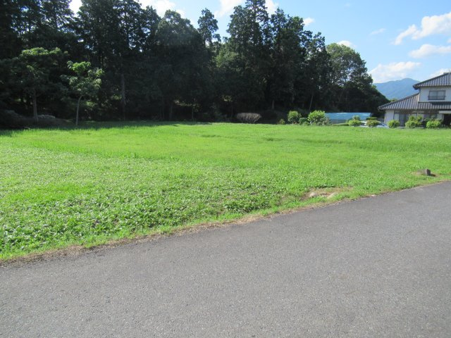 津山市河辺　売地　605坪の前面道路含む現地写真