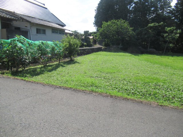 津山市河辺　売地　605坪の前面道路含む現地写真