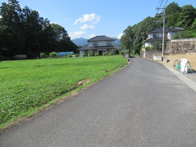 津山市河辺　売地　605坪の前面道路含む現地写真