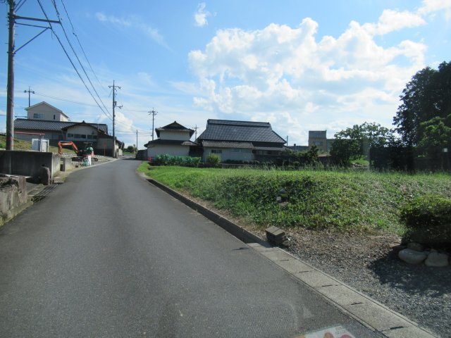 津山市河辺　売地　605坪の前面道路含む現地写真