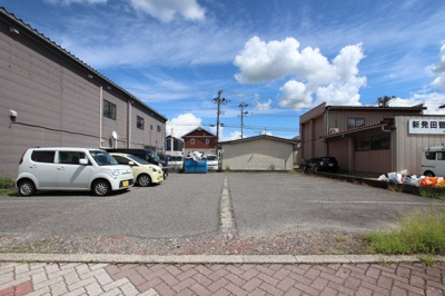 【駐車場】 | 新発田市新富町2丁目貸店舗 | 駐車場は別契約（１台3,300円）、上限２台です。