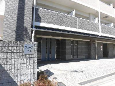 フォース三条のエントランス