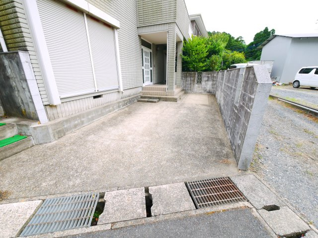 東金市松之郷　中古戸建の駐車場|内装リフォーム済み平成23年浴室 1階トイレ交換 ミサワホーム施工軽量鉄骨５LDK 屋上付き