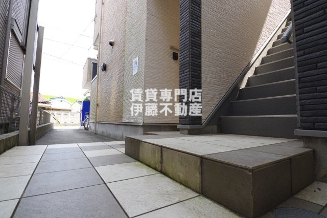 Globe amaranth 庄内通のエントランス