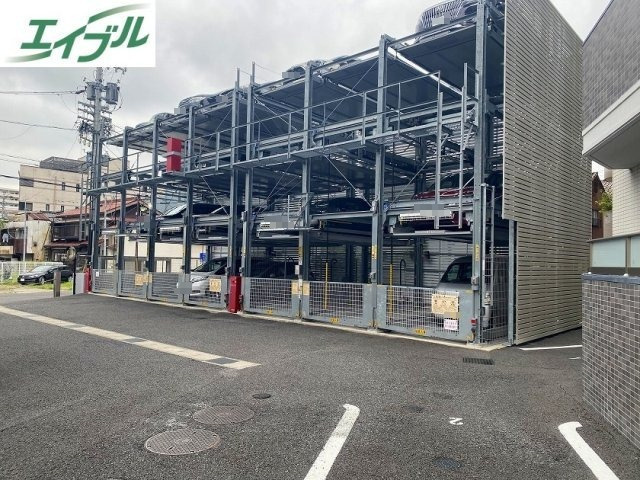 モアグレース小牧ミッドテラスの駐車場|平面の駐車場以外に機械式の駐車場もあります。