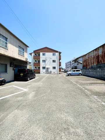 メゾンドールの駐車場