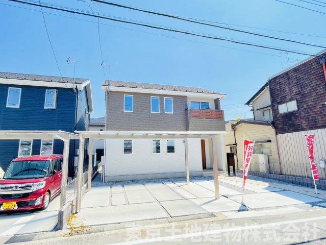 伊勢崎市平和町分譲住宅１号棟の外観|広々駐車場で屋根付カーポート。北道路なのでプライバシーが守られて安心です。