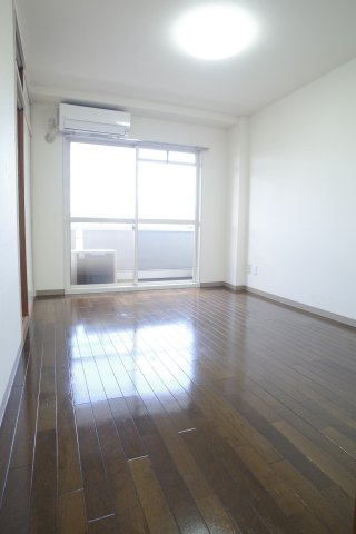 【居間・リビング】 | アネックス檀 | 窓も大きく明るいお部屋です！
