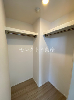【収納】 | ザ サンハート八代 | 【ザ サンハート八代】ウォークインクローゼットで床がフラットなのでキャスター付きボックスが利用できて
衣替えも簡単です。