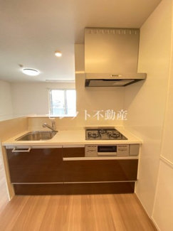 【キッチン】 | ザ サンハート八代 | 【ザ サンハート八代】システムキッチン3口コンログリル付きでお料理の幅が広がります☆