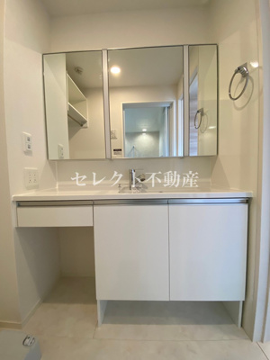 【洗面所】 | ザ サンハート八代 | 【ザ サンハート八代】ヘアーセットに便利な三面鏡です♪