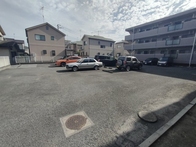 グランピアの駐車場|車をお持ちの方に嬉しい駐車場付きの物件です
