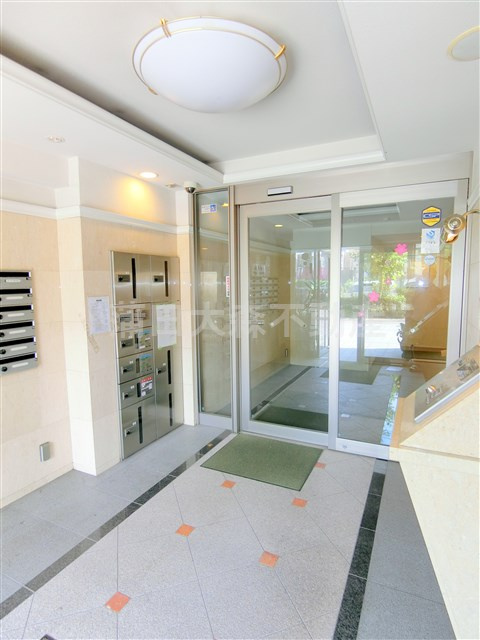 T.Kパレス梅屋敷のエントランス|エントランス　防犯カメラTVモニター付オートロック　宅配BOX