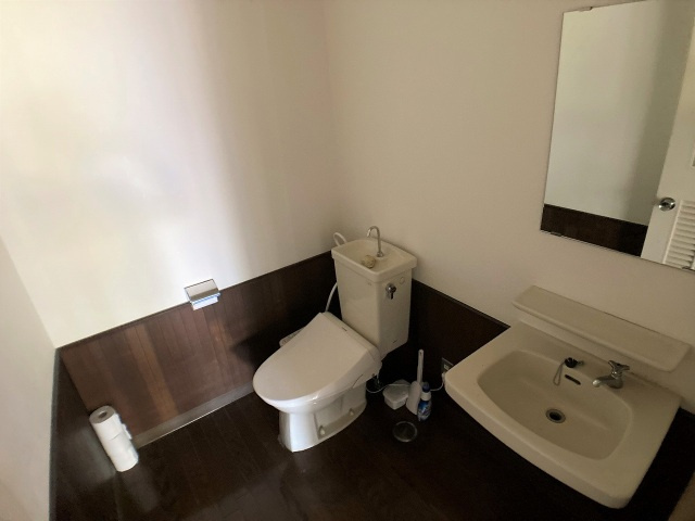 Fビルのトイレ|落ち着いた色調のトイレです