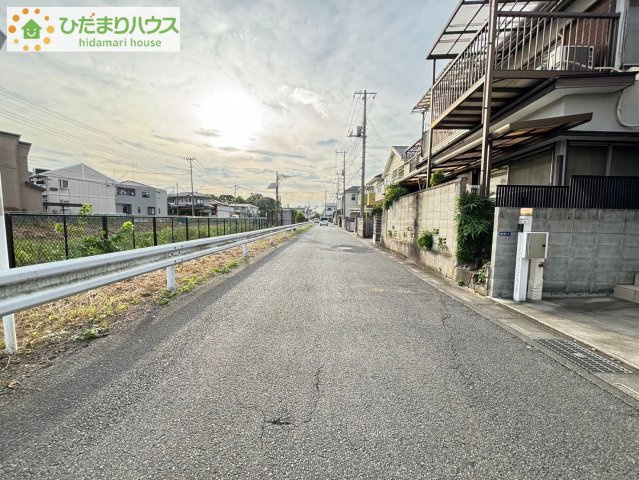 上尾市柏座4丁目　中古一戸建ての前面道路含む現地写真