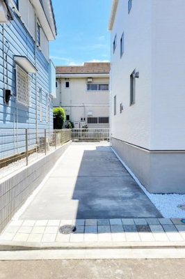 【駐車場】 | ◆一体感のあるLDKは22帖超えの広々空間！◆湘南台・長後の２駅利用可♪藤沢市高倉 | ☆Parking Space☆
前面道路は大きなトラックが頻繁に往来することもないのでゆとりを持って駐車して頂けます。カースペースは2台分を確保しています♪