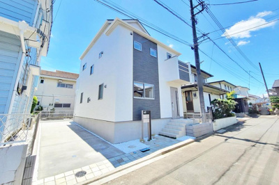 【外観】 | ◆一体感のあるLDKは22帖超えの広々空間！◆湘南台・長後の２駅利用可♪藤沢市高倉 | シンプルながら洗練されたデザインの外観、穏やかな明るい住宅街に位置する本物件は、長後・湘南台の２駅利用可能な立地となっております！