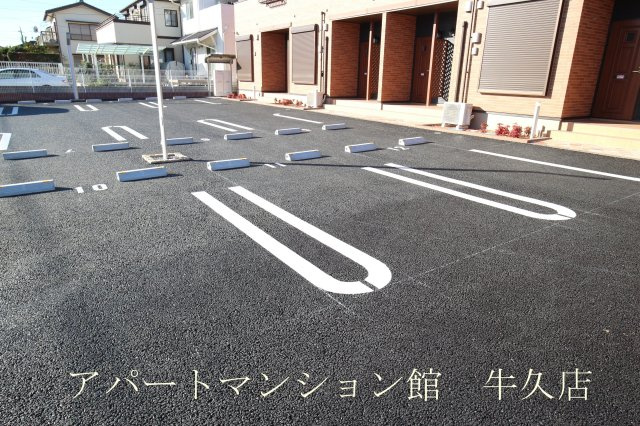 アヴァンセⅣの駐車場