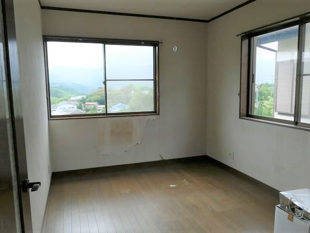 玖須美元和田　中古建ての洋室|壁に傷みがあります