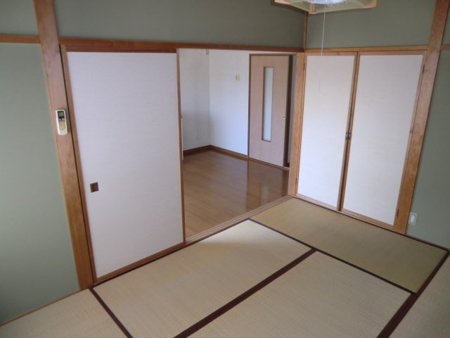 コーポウエストの和室