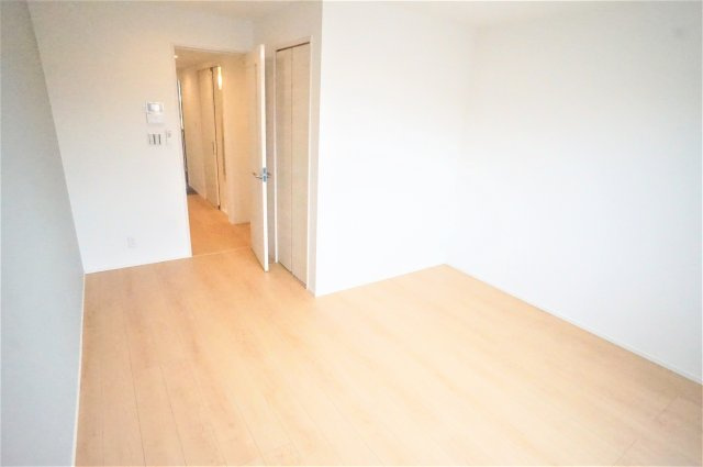 エスカイヤーⅨの寝室|明るい洋室はいいですね