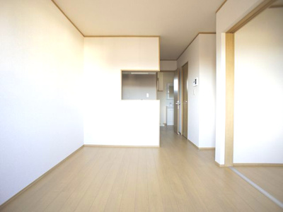【居間・リビング】 | ガレージハウス栄町 | 快適に過ごせるエアコンが付いています♪