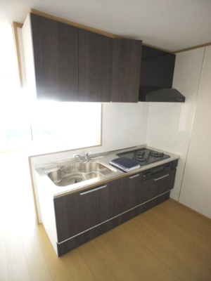 【キッチン】 | ガレージハウス栄町 | システムキッチン3口コンロ付きです♪