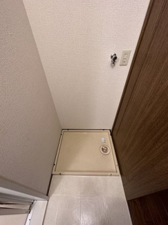 【展望】 | 洗面所内、シャンプードレッサーの前にある室内洗濯機置き場です♪防水パンが付いているので万が一の漏水にも安心です！