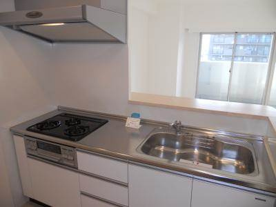 リヴェール綾堀川のキッチン|３口ガスキッチン