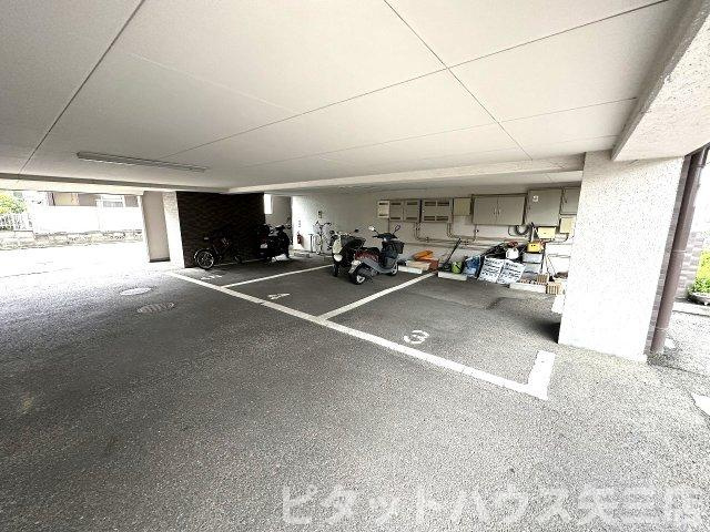 メゾン南昭和の駐車場|駐車スペースもあります