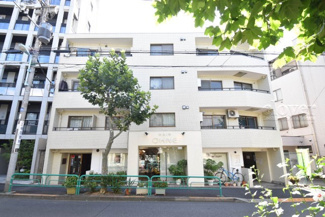 【外観】 | 私たち不動産業スタッフは、よく「いい面構えの建物です」「雰囲気ありますねえ」という言葉を使いますが、当マンションもまさにそのような姿で佇んでいます。～即日のご見学可能～　お問合せはお気軽にどうぞ。